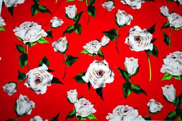 Satyna Jedwabna Róże Na Pięknej Czerwieni