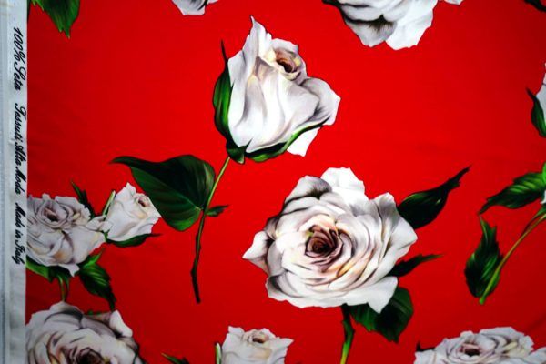 Satyna Jedwabna Róże Na Pięknej Czerwieni
