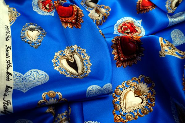 Satyna Jedwabna Biżuteryjne Serca Na Lazurowym Niebieskim