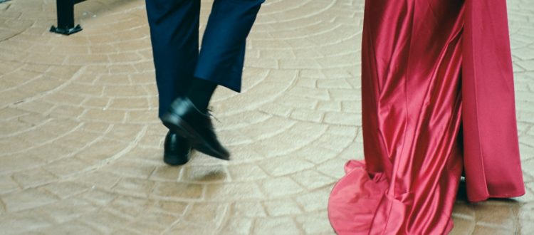 czerwona-suknia-satynowa-750x330