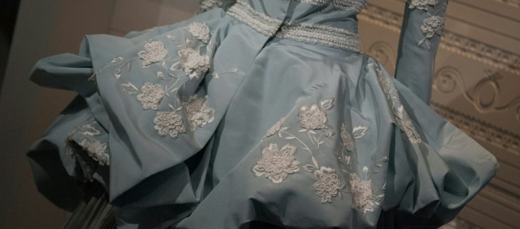 suknia-w-kwiaty-750x330